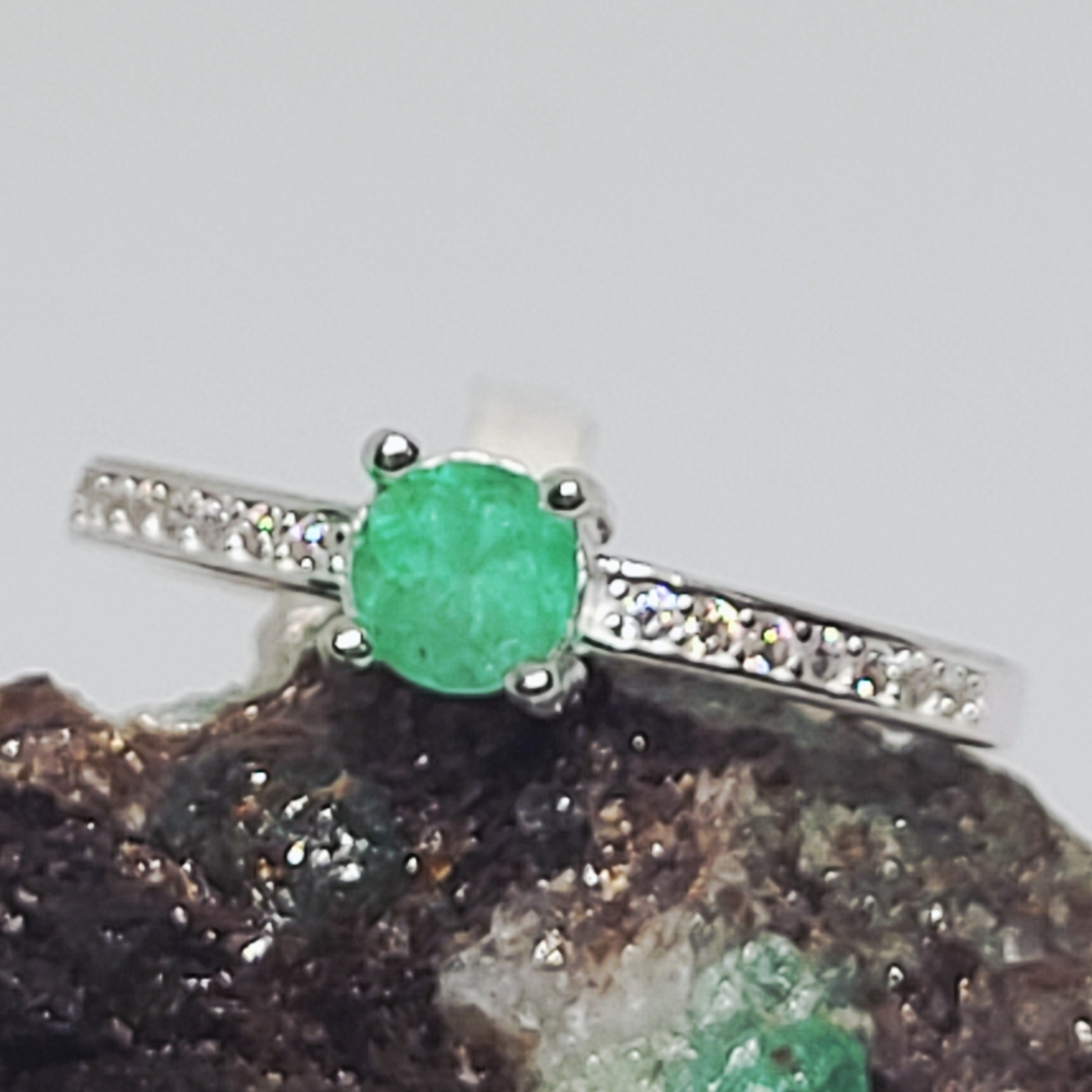 Elegant Silver and Green Gemstone Ring